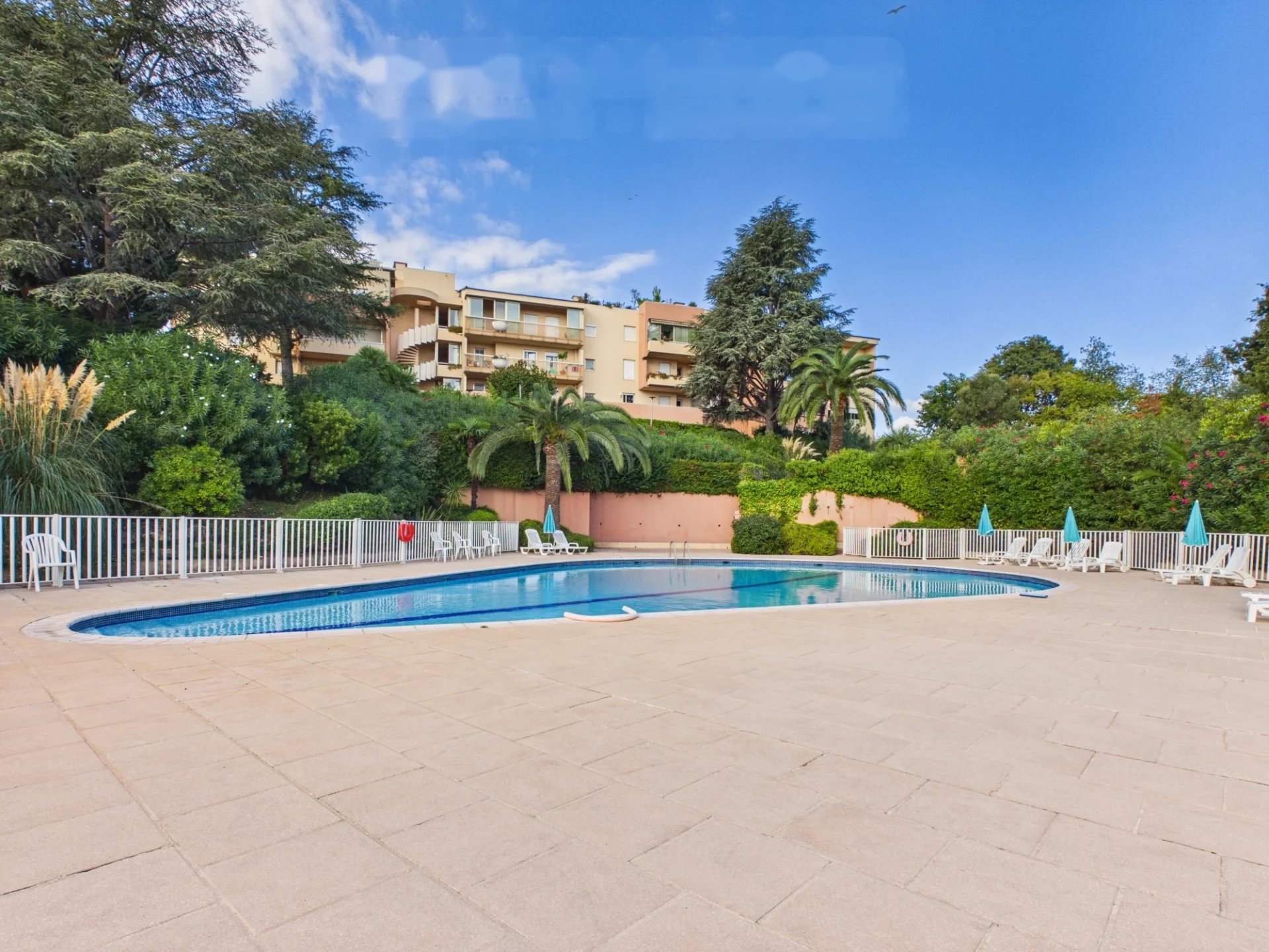 Antibes – Parc de la Badine: 3-room apartment of 79 sq m (Carrez), terrace and balcony, in a 1.4-hectare wooded park with swimming pool and tennis court - Lift - Tanit Immobilier