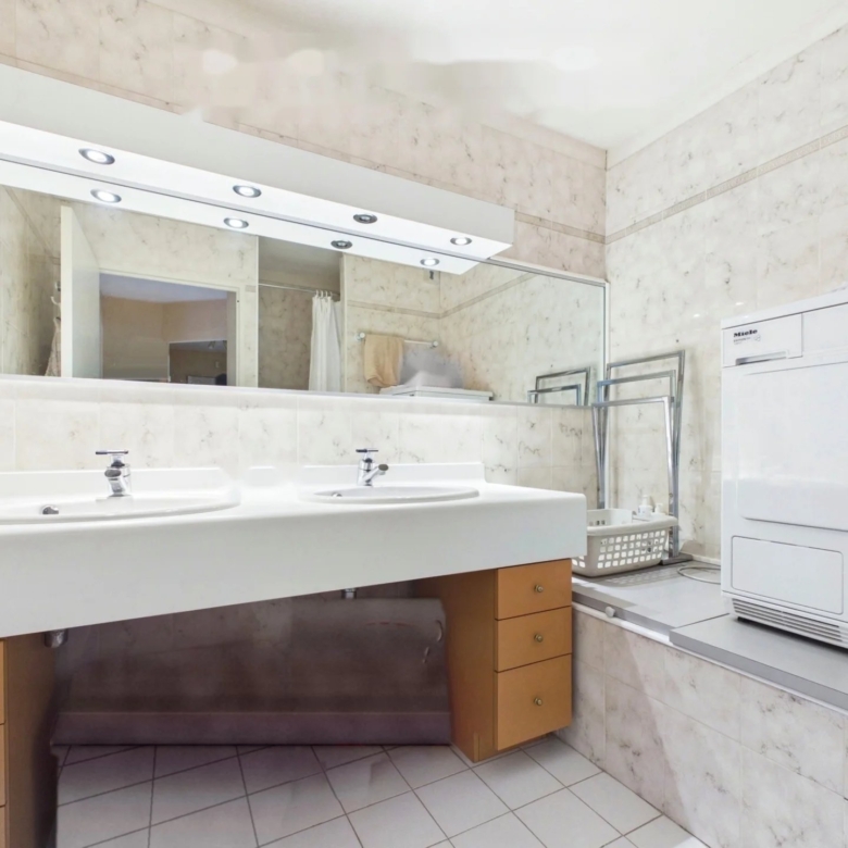 Antibes – Parc de la Badine: 3-room apartment of 79 sq m (Carrez), terrace and balcony, in a 1.4-hectare wooded park with swimming pool and tennis court