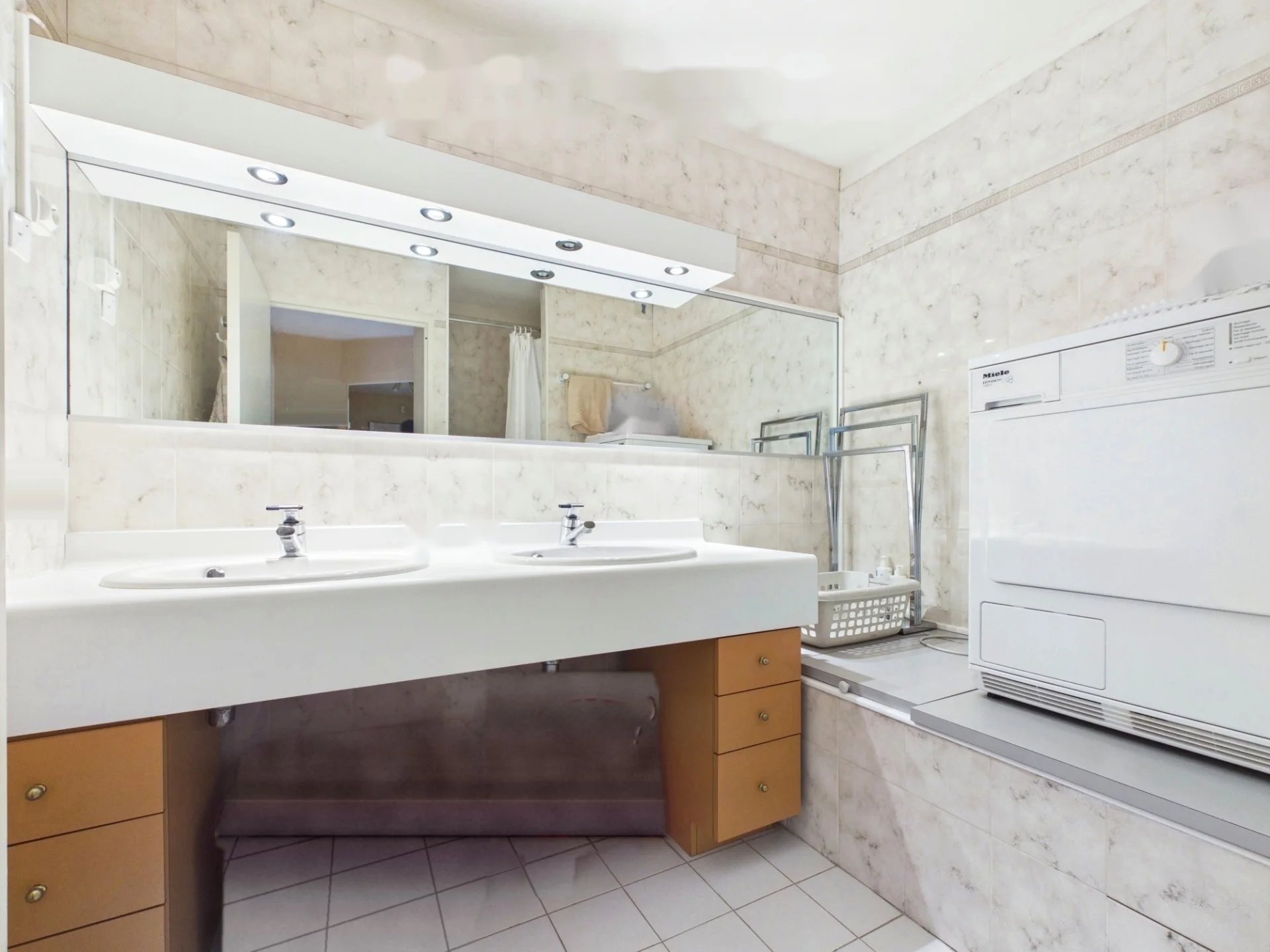 4cd444e9a0a2f4d5b64ea52e2023c86a_8cb4900f56_1920-original.jpg Antibes – Parc de la Badine: 3-room apartment of 79 sq m (Carrez), terrace and balcony, in a 1.4-hectare wooded park with swimming pool and tennis court