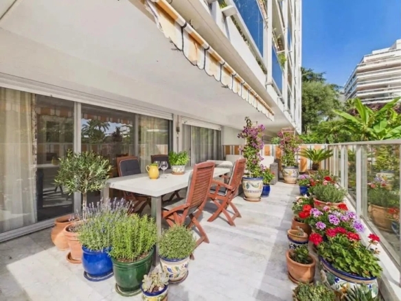 JUAN-LES-PINS – T3 avec Grande Terrasse, Garage et Piscine