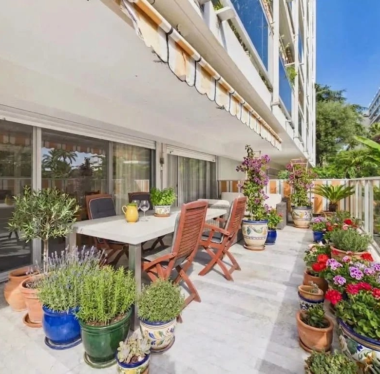 JUAN-LES-PINS – T3 avec Grande Terrasse, Garage et Piscine
