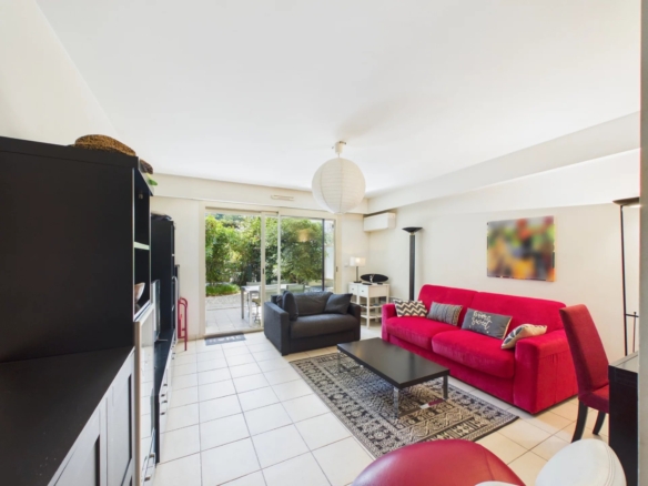 A VENDRE 2 PIECES TANIT JUAN LES PINS EN REZ DE JARDIN