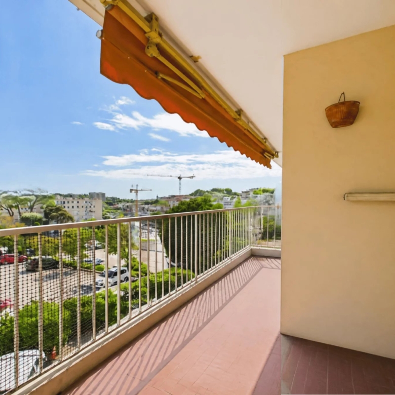 🏠👨‍👩‍👧‍👦 4-room family apartment – Route de Grasse