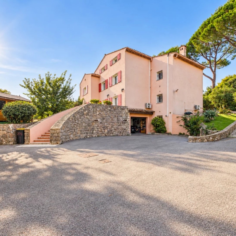 ANTIBES – SAINT-MAYMES | 349 SQM VILLA – SWIMMING POOL – 3 INDEPENDENT LIVING AREAS