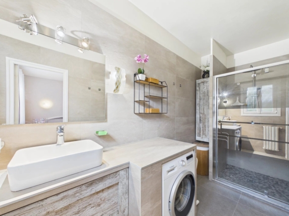 ANTIBES – SAINT-MAYMES | 349 SQM VILLA – SWIMMING POOL – 3 INDEPENDENT LIVING AREAS