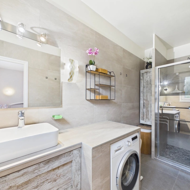 ANTIBES – SAINT-MAYMES | 349 SQM VILLA – SWIMMING POOL – 3 INDEPENDENT LIVING AREAS