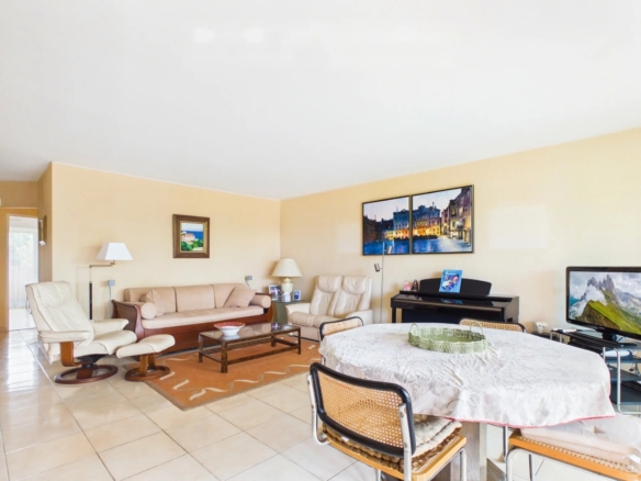 Antibes – Parc de la Badine: 3-room apartment of 79 sq m (Carrez), terrace and balcony, in a 1.4-hectare wooded park with swimming pool and tennis court