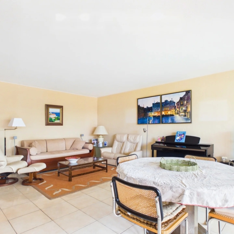 Antibes – Parc de la Badine: 3-room apartment of 79 sq m (Carrez), terrace and balcony, in a 1.4-hectare wooded park with swimming pool and tennis court
