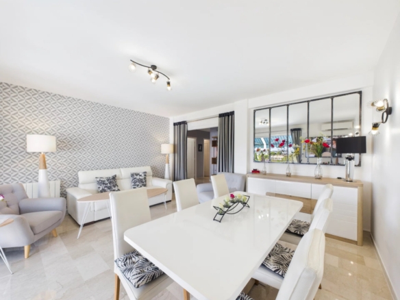 JUAN-LES-PINS – 3 PIÈCES TRAVERSANT – PARC & PISCINE – TERRASSE – GARAGE