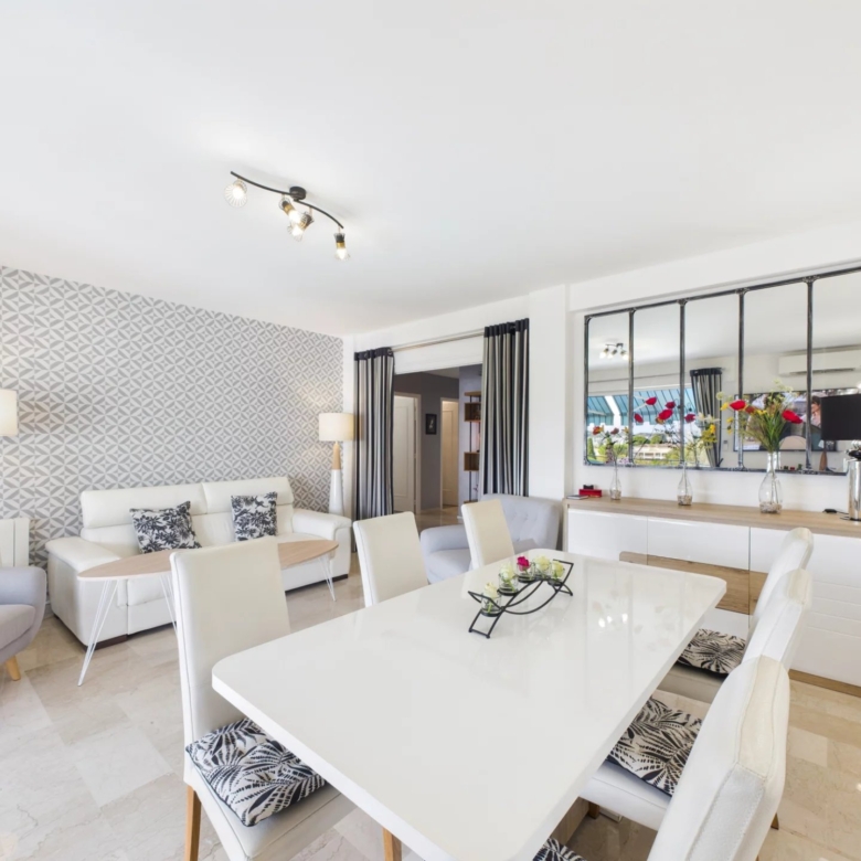 JUAN-LES-PINS – 3 PIÈCES TRAVERSANT – PARC & PISCINE – TERRASSE – GARAGE