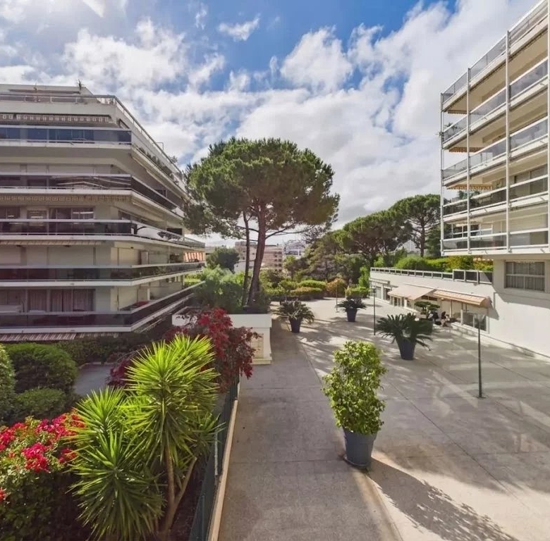 JUAN-LES-PINS – T3 avec Grande Terrasse, Garage et Piscine