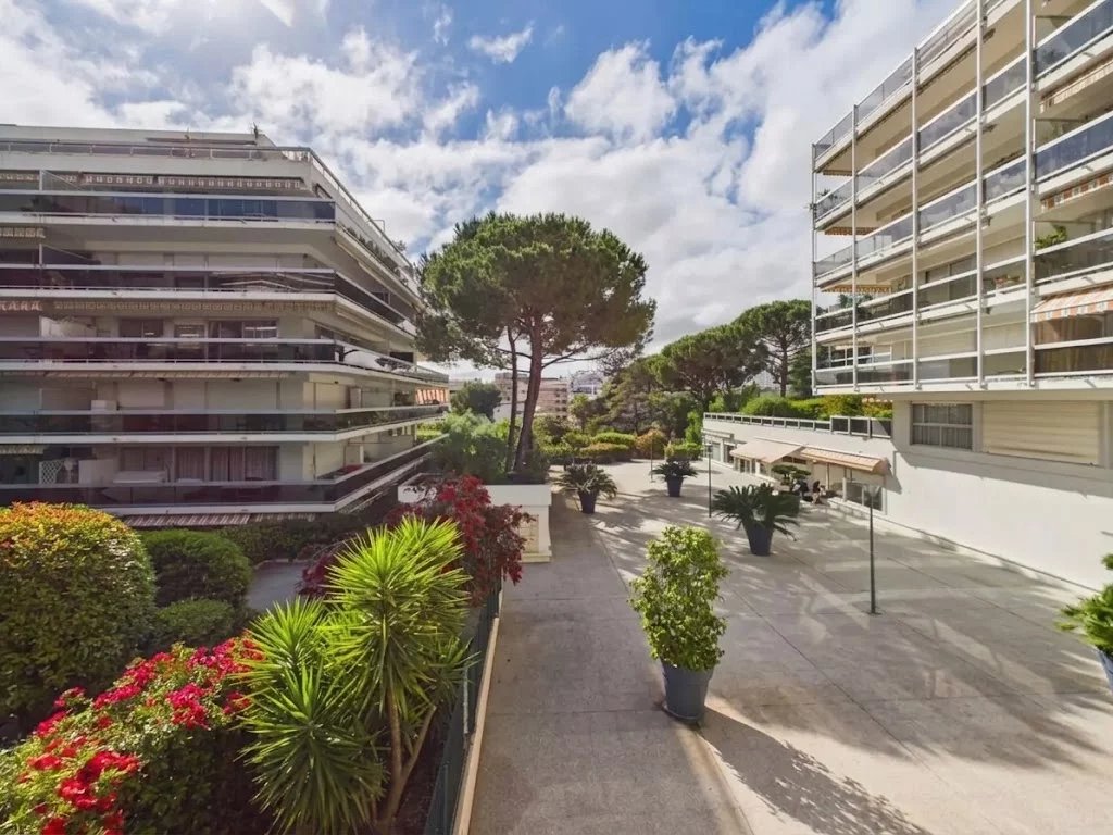 7ecbe4d6edfb4f24e6a38be41a575f9f_61339f6a0c_1024-original.jpg JUAN-LES-PINS – T3 avec Grande Terrasse, Garage et Piscine