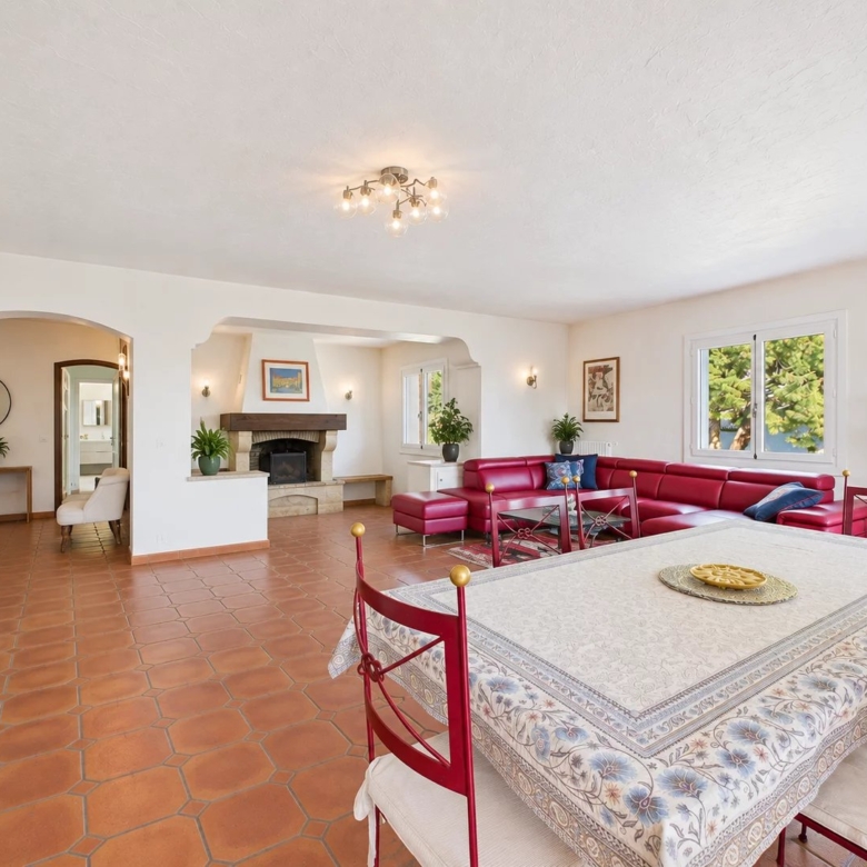 ANTIBES – SAINT-MAYMES | 349 SQM VILLA – SWIMMING POOL – 3 INDEPENDENT LIVING AREAS