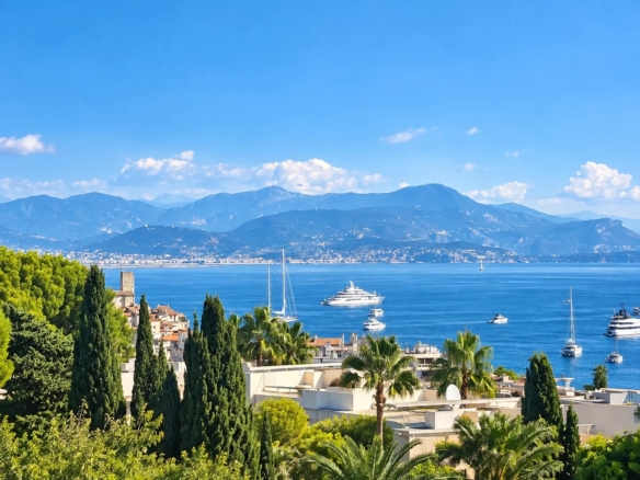 DERNIER ÉTAGE – MAS DU TANIT – JUAN-LES-PINS Environ 90 m² • Terrasse de 100 m² • Triple exposition • Vues mer & montagnes • Piscine