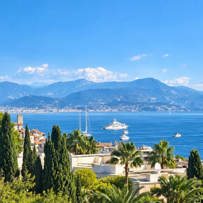 DERNIER ÉTAGE – MAS DU TANIT – JUAN-LES-PINS Environ 90 m² • Terrasse de 100 m² • Triple exposition • Vues mer & montagnes • Piscine