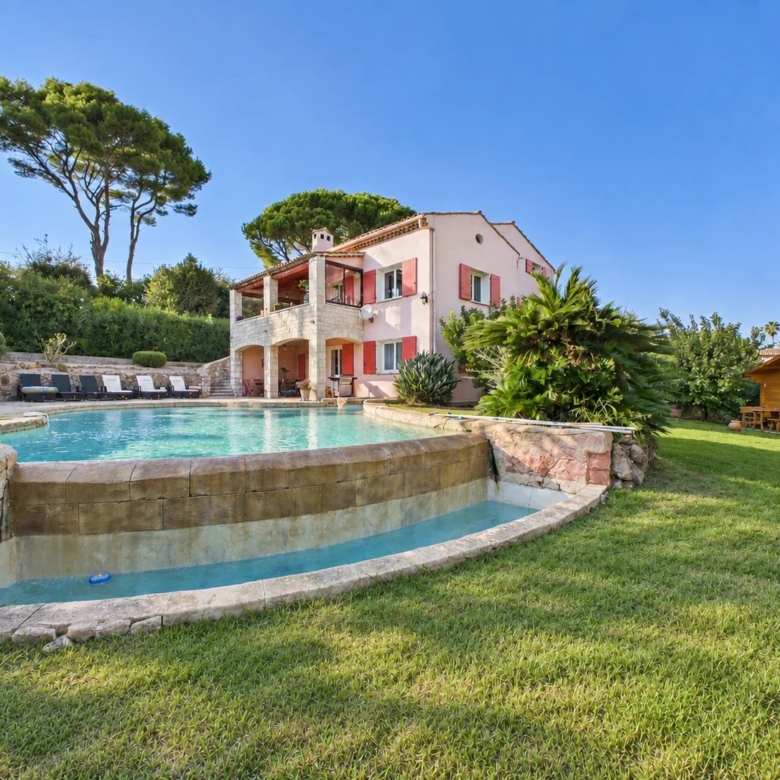 ANTIBES – SAINT-MAYMES | 349 SQM VILLA – SWIMMING POOL – 3 INDEPENDENT LIVING AREAS