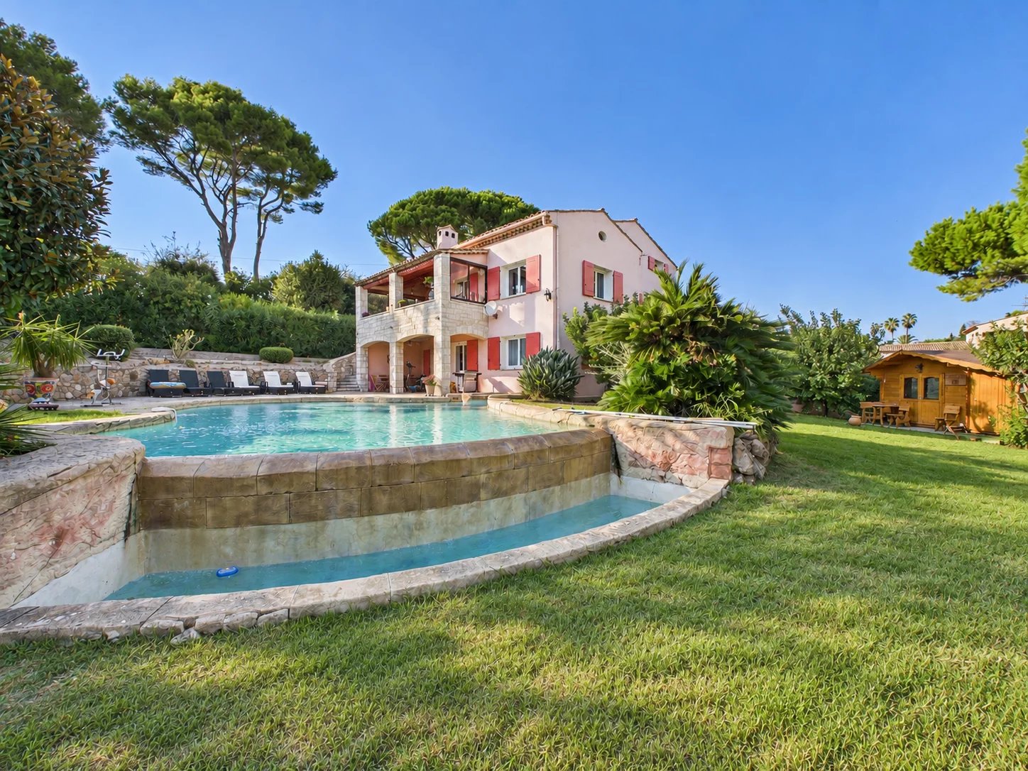 ANTIBES – SAINT-MAYMES | 349 SQM VILLA – SWIMMING POOL – 3 INDEPENDENT LIVING AREAS - Tanit Immobilier