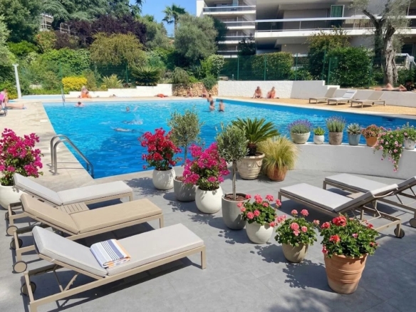 JUAN-LES-PINS – T3 avec Grande Terrasse, Garage et Piscine