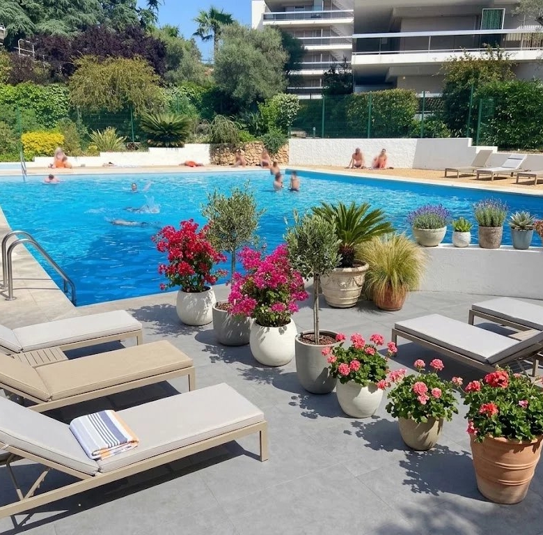 JUAN-LES-PINS – T3 avec Grande Terrasse, Garage et Piscine