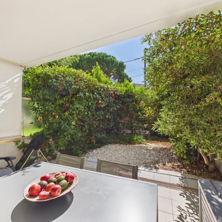 A VENDRE 2 PIECES TANIT JUAN LES PINS EN REZ DE JARDIN