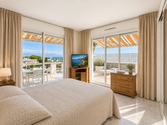 DERNIER ÉTAGE – MAS DU TANIT – JUAN-LES-PINS Environ 90 m² • Terrasse de 100 m² • Triple exposition • Vues mer & montagnes • Piscine