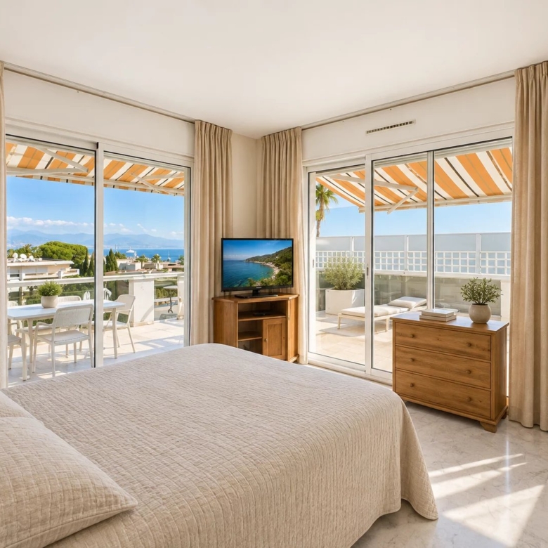 DERNIER ÉTAGE – MAS DU TANIT – JUAN-LES-PINS Environ 90 m² • Terrasse de 100 m² • Triple exposition • Vues mer & montagnes • Piscine