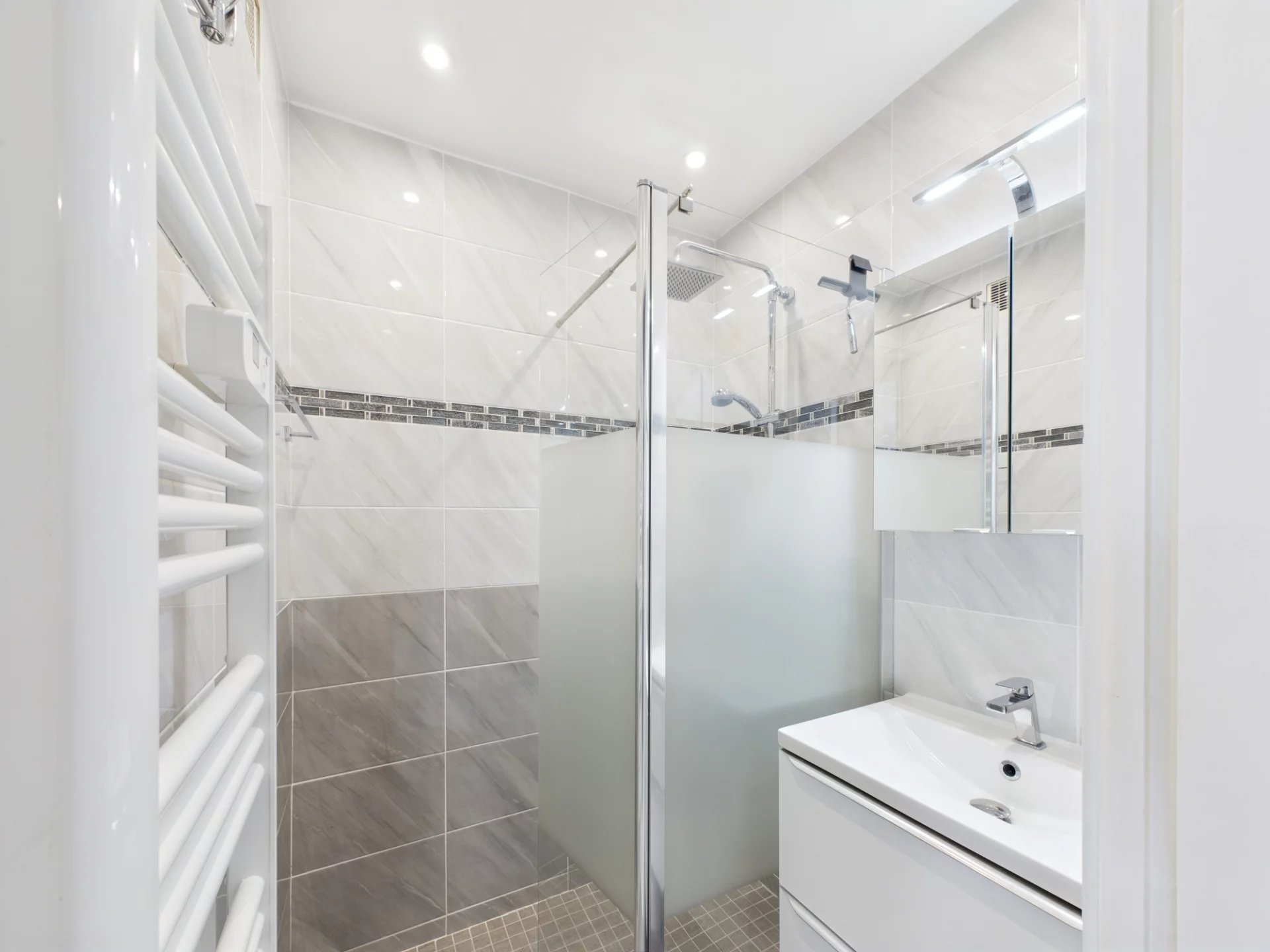 b5246d6edd7bd1ea72c1350f5ae03b4f_f14a845179_1920-original.jpg JUAN-LES-PINS – 3 PIÈCES TRAVERSANT – PARC & PISCINE – TERRASSE – GARAGE