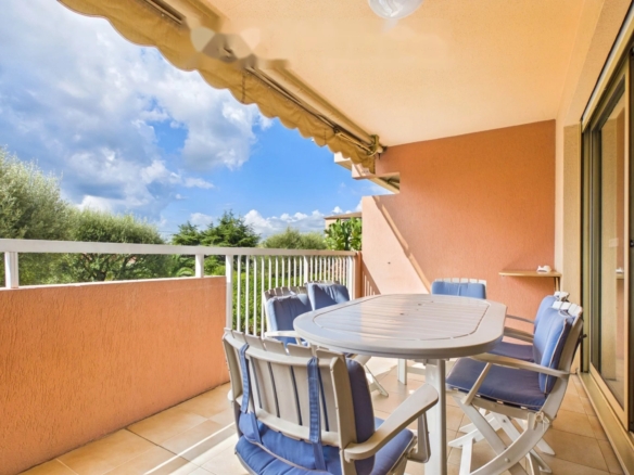 Antibes – Parc de la Badine: 3-room apartment of 79 sq m (Carrez), terrace and balcony, in a 1.4-hectare wooded park with swimming pool and tennis court