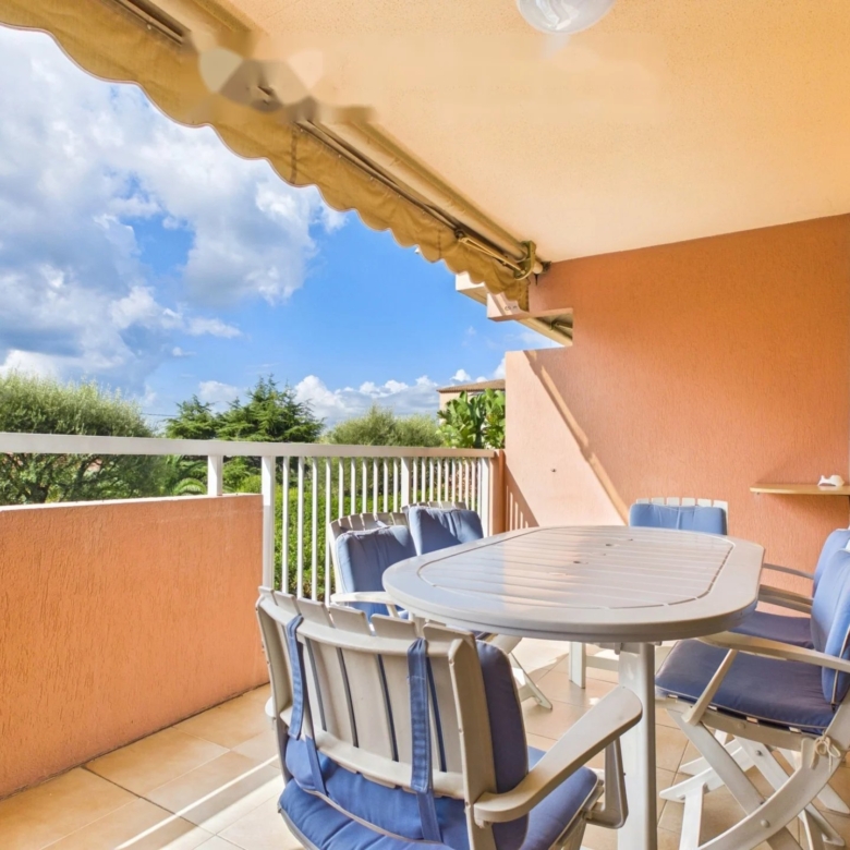 Antibes – Parc de la Badine: 3-room apartment of 79 sq m (Carrez), terrace and balcony, in a 1.4-hectare wooded park with swimming pool and tennis court