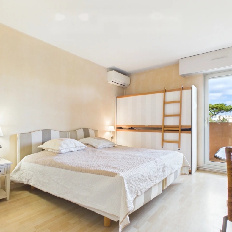 Antibes – Parc de la Badine: 3-room apartment of 79 sq m (Carrez), terrace and balcony, in a 1.4-hectare wooded park with swimming pool and tennis court