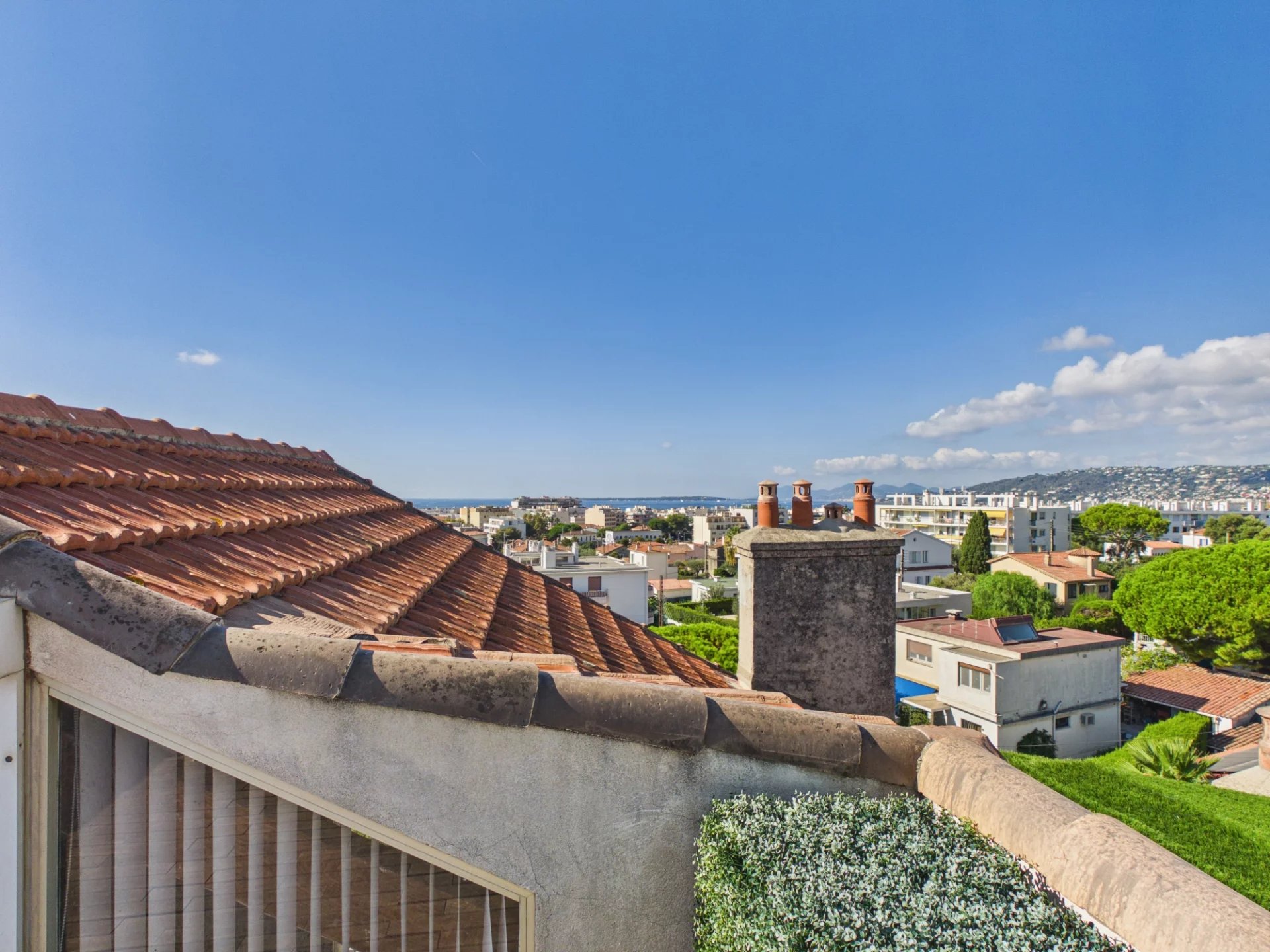 c48f6e7421ab55289896e8ba1e23df05_d354e39bcd_1920-original.jpg DERNIER ÉTAGE – APPARTEMENT DE CARACTÈRE D’ENVIRON 151 M² – VOLUMES EXCEPTIONNELS