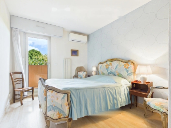 Antibes – Parc de la Badine: 3-room apartment of 79 sq m (Carrez), terrace and balcony, in a 1.4-hectare wooded park with swimming pool and tennis court