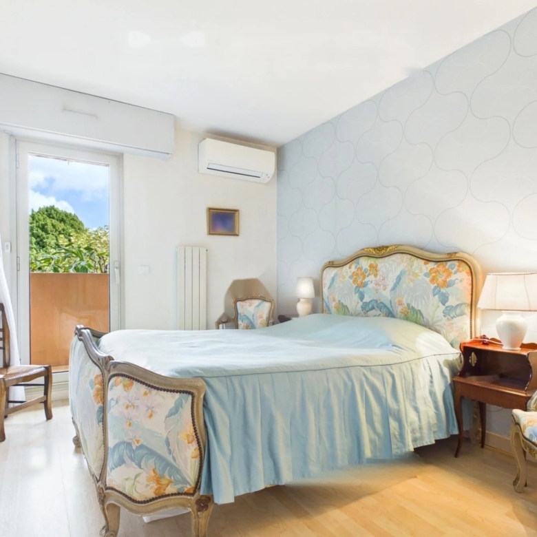 Antibes – Parc de la Badine: 3-room apartment of 79 sq m (Carrez), terrace and balcony, in a 1.4-hectare wooded park with swimming pool and tennis court