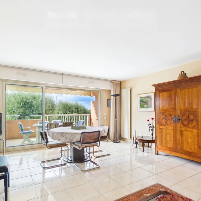 Antibes – Parc de la Badine: 3-room apartment of 79 sq m (Carrez), terrace and balcony, in a 1.4-hectare wooded park with swimming pool and tennis court
