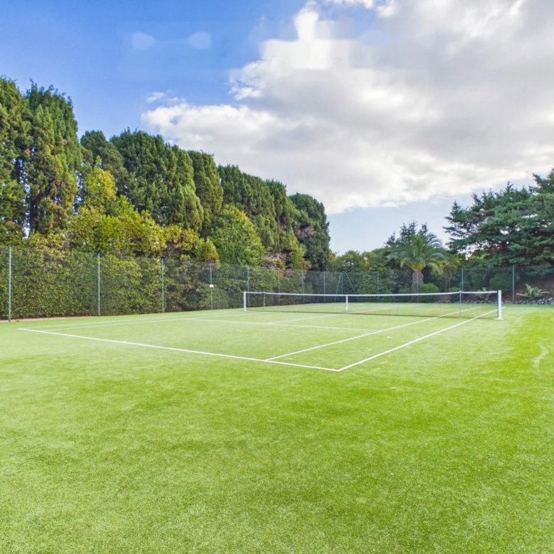 Antibes – Parc de la Badine: 3-room apartment of 79 sq m (Carrez), terrace and balcony, in a 1.4-hectare wooded park with swimming pool and tennis court
