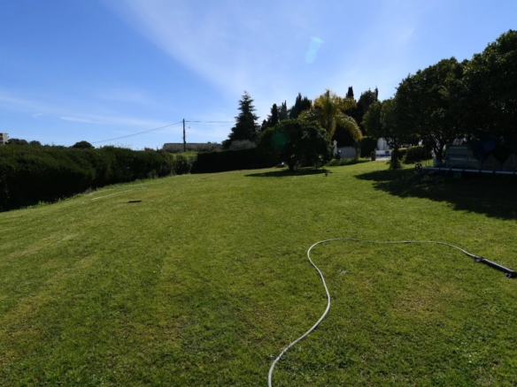 Juan-les-Pins — Villa avec piscine et double opportunité foncière (1 400 m² + 1 250 m² constructible)