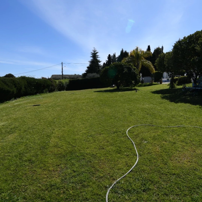 Juan-les-Pins — Villa avec piscine et double opportunité foncière (1 400 m² + 1 250 m² constructible)