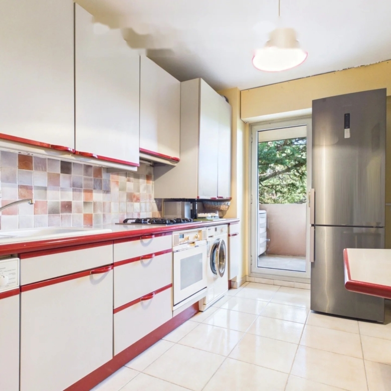 Antibes – Parc de la Badine: 3-room apartment of 79 sq m (Carrez), terrace and balcony, in a 1.4-hectare wooded park with swimming pool and tennis court