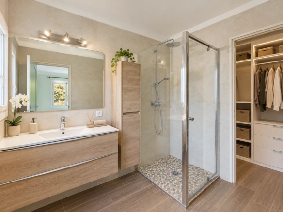 ANTIBES – SAINT-MAYMES | 349 SQM VILLA – SWIMMING POOL – 3 INDEPENDENT LIVING AREAS