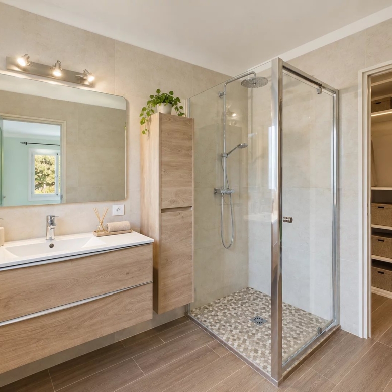 ANTIBES – SAINT-MAYMES | 349 SQM VILLA – SWIMMING POOL – 3 INDEPENDENT LIVING AREAS