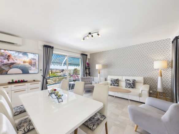 JUAN-LES-PINS – 3 PIÈCES TRAVERSANT – PARC & PISCINE – TERRASSE – GARAGE