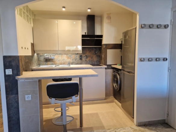 LOCATION DEUX PIECES A L ANNEE