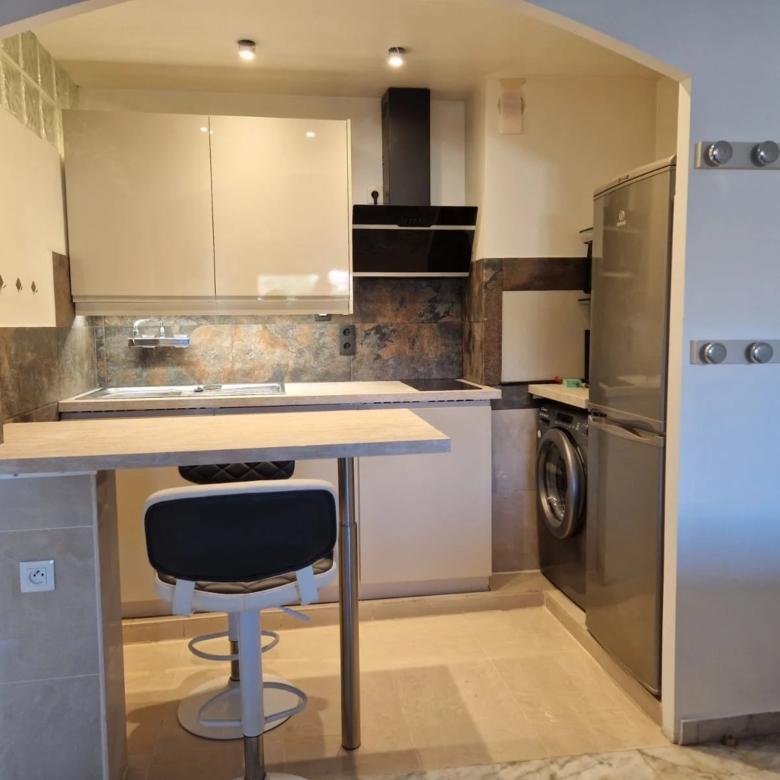 LOCATION DEUX PIECES A L ANNEE
