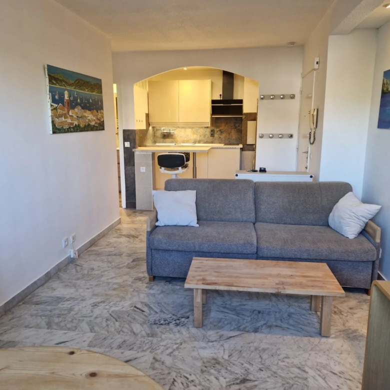 LOCATION DEUX PIECES A L ANNEE