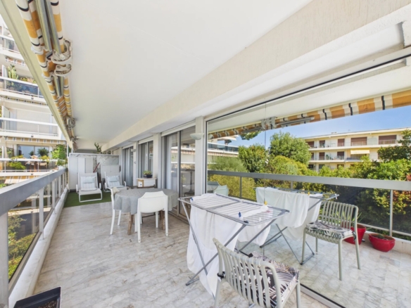 A VENDRE MAS DE TANIT  4 PIECES D’ANGLE JUAN LES PINS ROSTAGNE