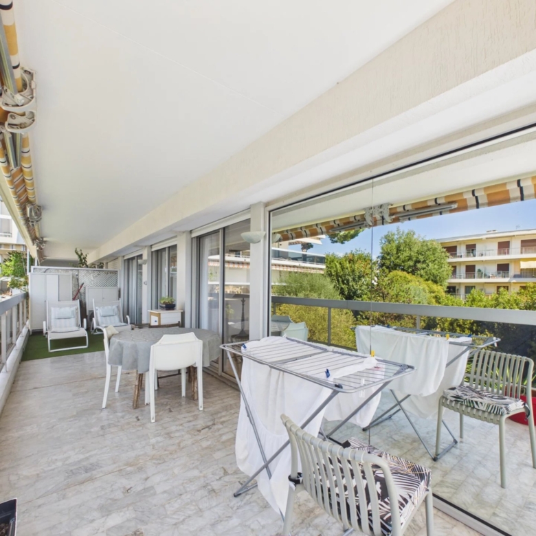 A VENDRE MAS DE TANIT  4 PIECES D’ANGLE JUAN LES PINS ROSTAGNE