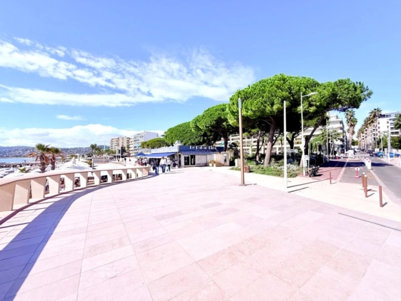 JUAN-LES-PINS — DERNIER ÉTAGE À 100M DES PLAGES – Stationnement