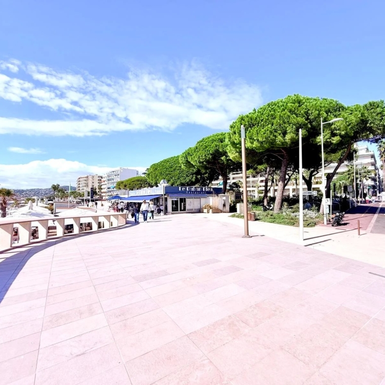 JUAN-LES-PINS — DERNIER ÉTAGE À 100M DES PLAGES – Stationnement