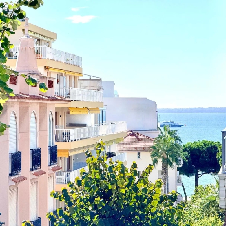 JUAN-LES-PINS — DERNIER ÉTAGE À 100M DES PLAGES – Stationnement