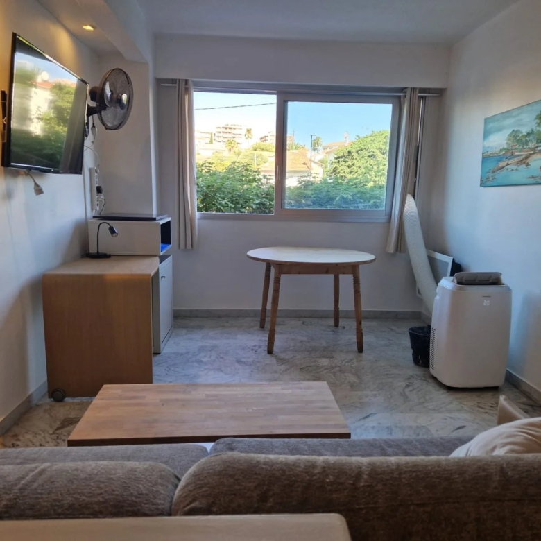 LOCATION DEUX PIECES A L ANNEE